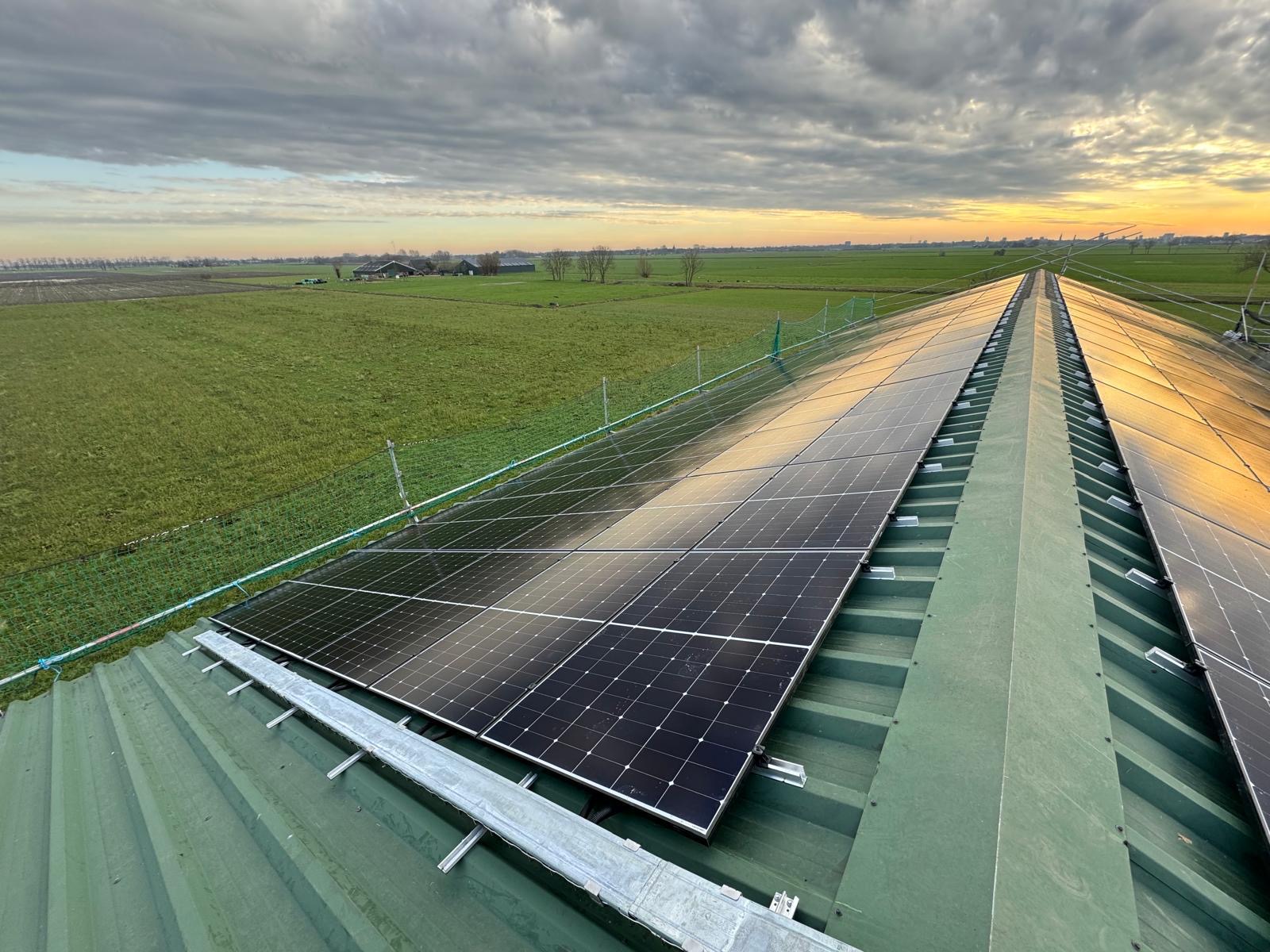 Glimmende zonnepanelen op het dak van Wolddijk 60