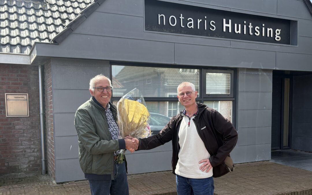 Roelof Wigboldus (Eigenaar Wolddijk 60) en Bart Jonk bij de Notaris